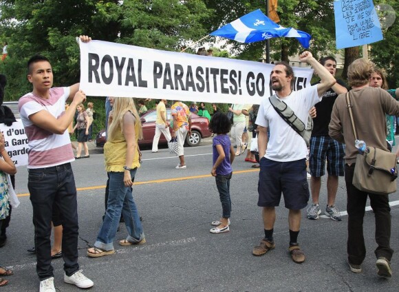Le prince William et Kate, duchesse de Cambridge, ont dû faire face aux manifestants anti-monarchistes, à Montréal le 2 juillet 2011