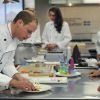 Le prince William et son épouse Kate jouent les chefs cuisiniers à l'Institut de tourisme et d'hôtellerie du Québec (ITHQ), le 2 juillet 2011