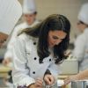 Kate Middleton, minutieuse chef cuisinier à l'Institut de tourisme et d'hôtellerie du Québec (ITHQ), le 2 juillet 2011