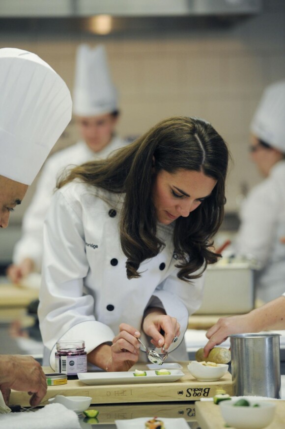 Kate Middleton, minutieuse chef cuisinier à l'Institut de tourisme et d'hôtellerie du Québec (ITHQ), le 2 juillet 2011