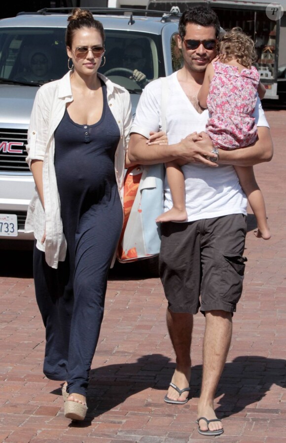 Jessica Alba enceinte, Cash Warren et Honor, balade en famille à Los Angeles le 2 juillet 2011