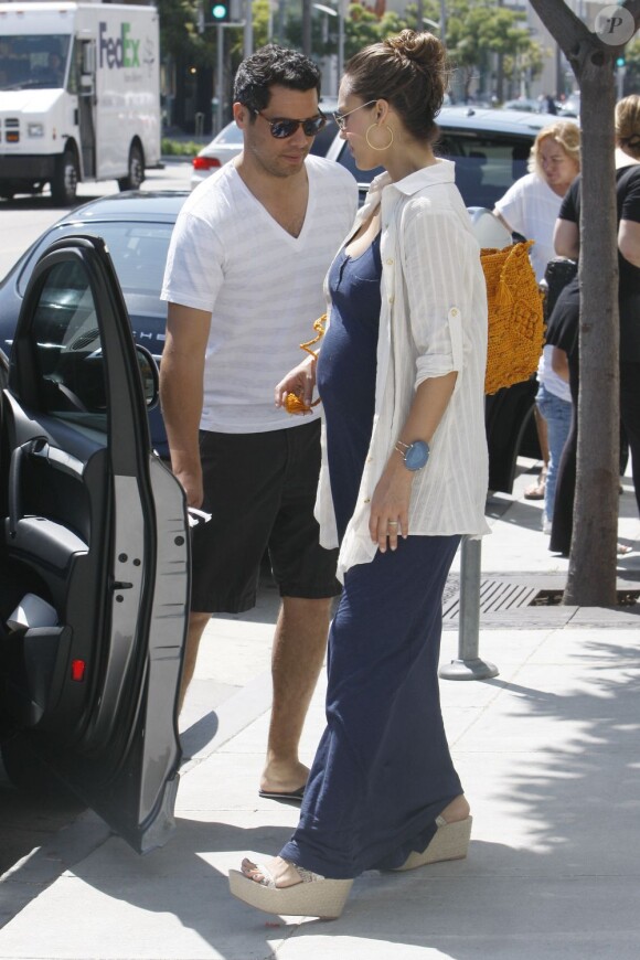 Jessica Alba enceinte et Cash Warren, balade en amoureux à Los Angeles le 2 juillet 2011
