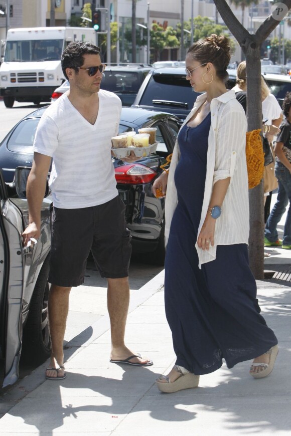 Jessica Alba enceinte et Cash Warren, balade en amoureux à Los Angeles le 2 juillet 2011