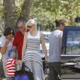 Gwen Stefani entourée de son époux Gavin Rossdale et de leurs bambins Kingston et Zuma, à Los Angeles, le 4 juillet 2011