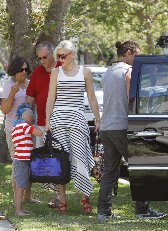Gwen Stefani entourée de son époux Gavin Rossdale et de leurs bambins Kingston et Zuma, à Los Angeles, le 4 juillet 2011