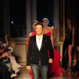 Le créateur libanais Zuhair Murad est applaudi à la fin de son défilé Haute Couture collection automne-hiver 2011-2012 lors de la Fashion Week parisienne le 5 juillet 2011