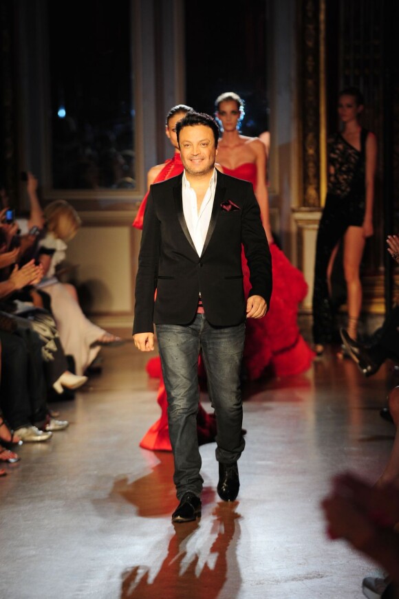 Le créateur libanais Zuhair Murad est applaudi à la fin de son défilé Haute Couture collection automne-hiver 2011-2012 lors de la Fashion Week parisienne le 5 juillet 2011
