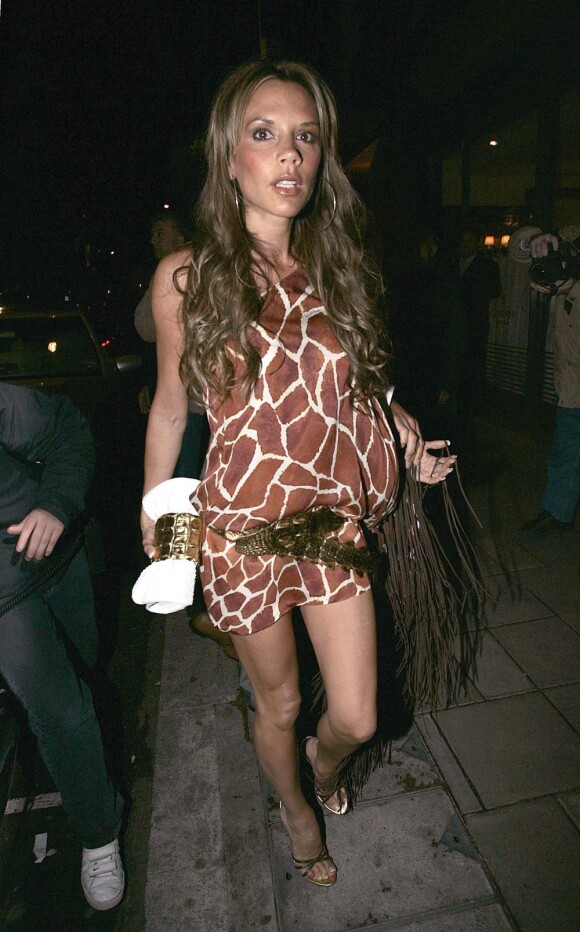 Après le zèbre et le léopard, bonjour la girafe ! Victoria Beckham mérite est totalement hors jeu avec cette robe. Londres, 20 mai 2006
 