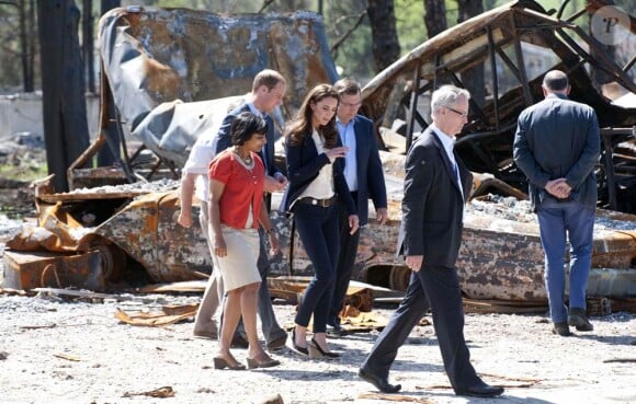 Sacrifiant leur parenthèse amoureuse, le prince William et Kate Middleton se sont rendus mercredi 6 juillet 2011 à Slave Lake, un village du nord de la province de l'Alberta dévasté par un terrible incendie le 15 mai.