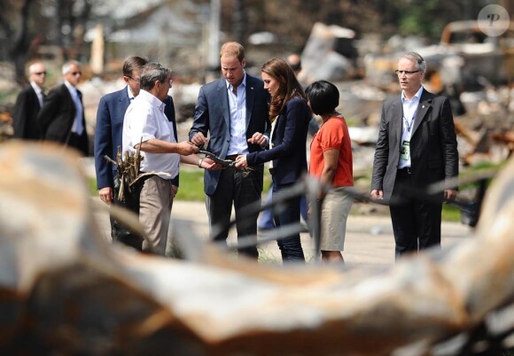 Sacrifiant leur parenthèse amoureuse, le prince William et Kate Middleton se sont rendus mercredi 6 juillet 2011 à Slave Lake, un village du nord de la province de l'Alberta dévasté par un terrible incendie le 15 mai.