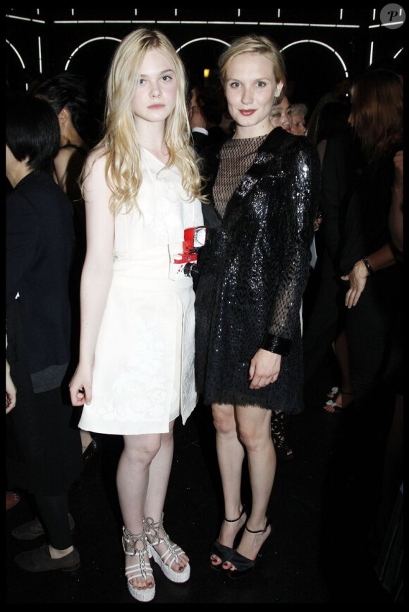 Elle Fanning et Ana Girardot au défilé Chanel Haute Couture 2011/2012