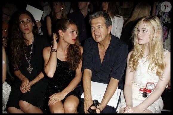 Charlotte Casiraghi entourée de Mario Testino et Elle Fanning et au défilé Chanel Haute Couture 2011/2012