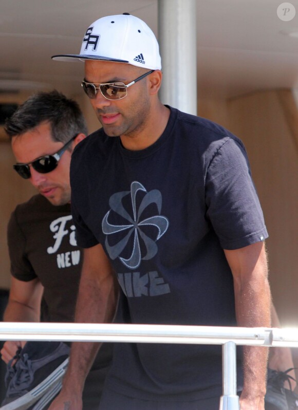 Tony Parker, de passage à Saint-Tropez avec ses amis, dont DJ Cut Killer. Le 8 juillet 2011