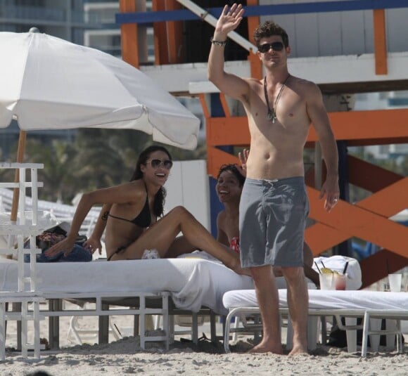 Robin Thicke et son épouse Paula Patton semblent passer de délicieuses vacances à Miami. Le 9 juillet 2011