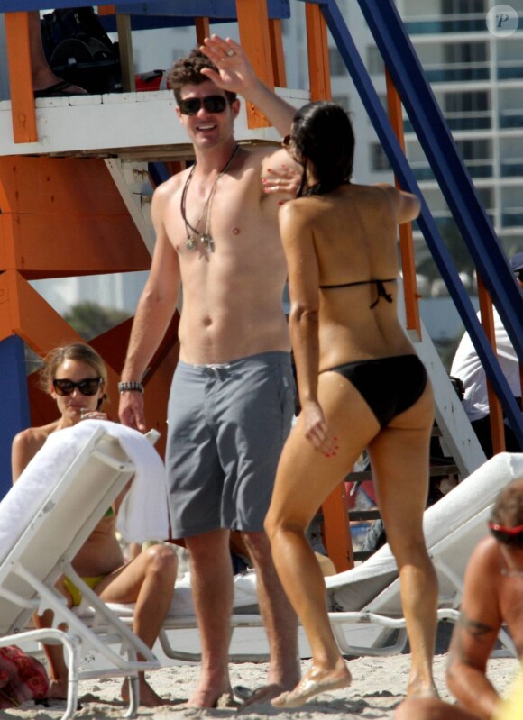 Robin Thicke et son épouse Paula Patton semblent passer de délicieuses vacances à Miami. Le 9 juillet 2011