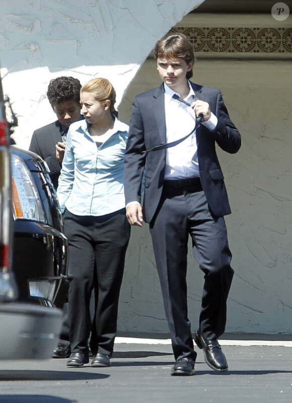 Les enfants de Michael Jackson quittant l'église après le service du dimanche, à Los Angeles le 3 juillet 2011 : Prince Jackson, rebelle, veut retirer sa cravate