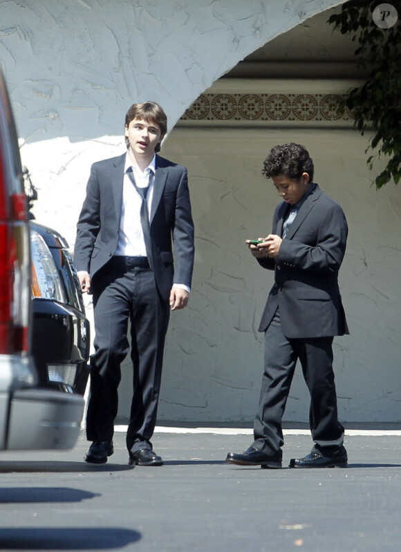 Les enfants de Michael Jackson quittant l'église après le service du dimanche, à Los Angeles le 3 juillet 2011 : Prince et son cousin
