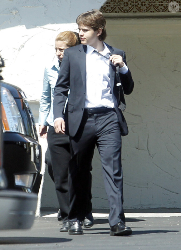 Les enfants de Michael Jackson quittant l'église après le service du dimanche, à Los Angeles le 3 juillet 2011 : Prince ne supporte plus sa cravate