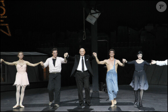 Roland Petit à L'Opéra Garnier, entouré d'Isabelle Ciaravola, de Jérémie Bélingard, d'Eleonora Abbagnato et de Nicolas Le Riche en 2009.