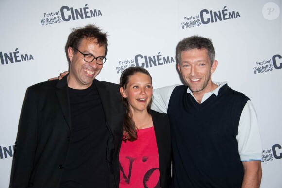 Vincent Cassel, Joséphine Japy et Dominik Moll lors de la soirée de clôture du festival Paris Cinéma, à Paris, le 11 juillet 2011.