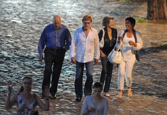 Robert Redford se promène sur les Quais de Seine, à Paris, en compagnie de sa douce épouse Sybille Szaggars et d'amis. Juin 2011