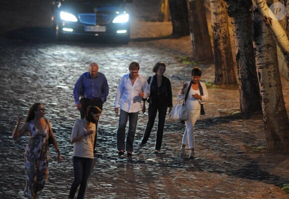 Robert Redford se promène sur les Quais de Seine, à Paris, en compagnie d'amis et de son épouse Sybille Szaggars. Fin juin 2011