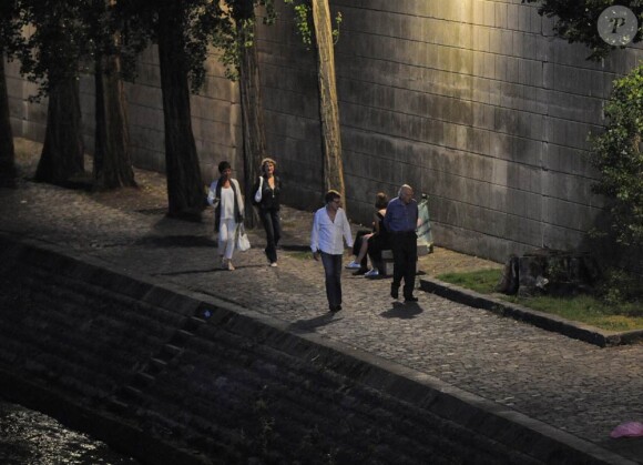 Robert Redford se promène sur les Quais de Seine, à Paris, en compagnie d'amis et de son épouse Sybille Szaggars. Fin juin 2011