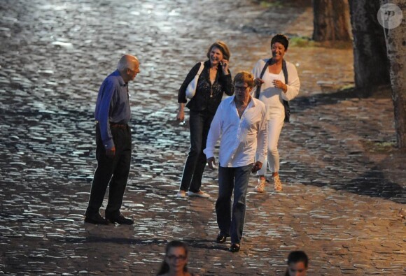 Robert Redford se promène sur les Quais de Seine, à Paris, en compagnie d'amis et de son épouse Sybille Szaggars. Fin juin 2011
