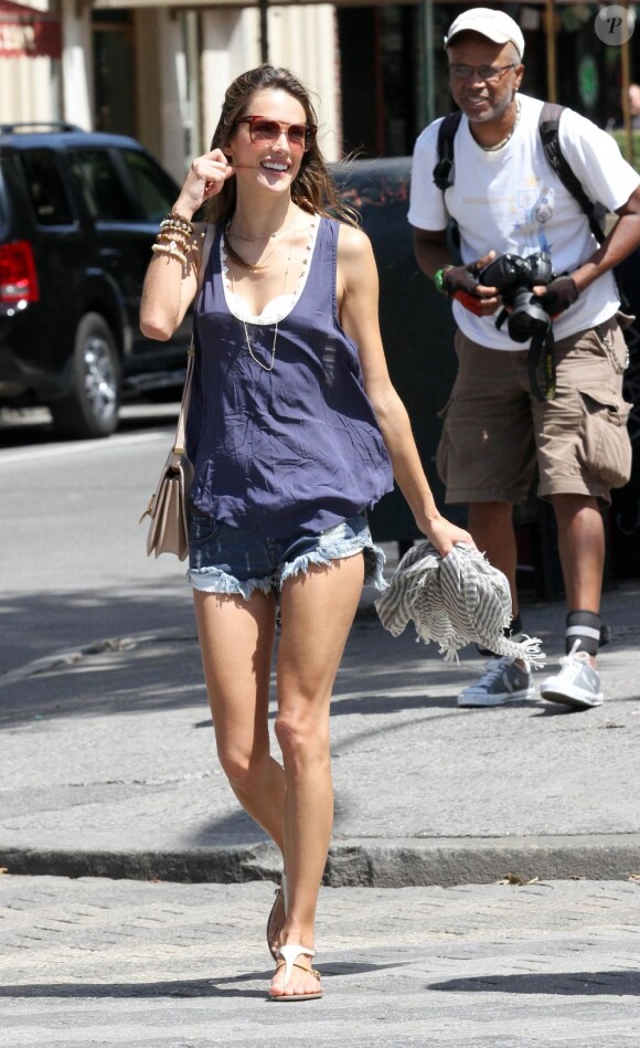 Le mannequin brésilien Alessandra Ambrosio profite du soleil à New York. Le 13 juillet 2011.