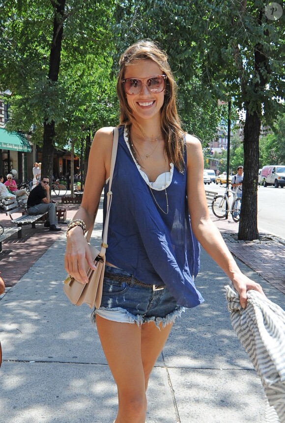 Le mannequin brésilien Alessandra Ambrosio profite du soleil à New York. Le 13 juillet 2011.