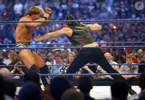Lors de la grand-messe du catch américain, Wrestlemania, en avril 2009, Chris Jericho se trouvait en face du guest Mikey Rourke !
La superstar du catch Chris Jericho et son groupe Fozzy ont réchappé d'un terrible accident de la route au Danemark, le 12 juillet 2011.