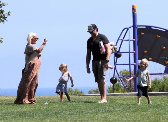 Tori Spelling, Dean McDermott, Stella et Liam passe un après-midi ensoleillé au parc.