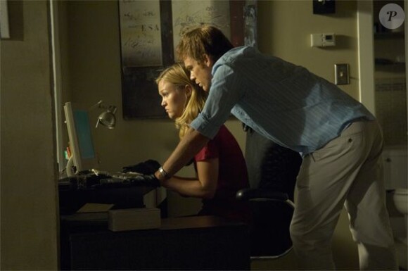 Michael C. Hall et Julia Stiles, image extraite de la saison 5 de Dexter, 2010.