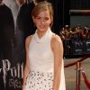 La jeune Emma Watson fréquente de plus en plus les tapis rouges et s'habille déjà comme une star de cinéma. Elle accorde parfaitement sa robe à ses ballerines plates et pointues argentée. Ni trop ni pas assez pour son âge... La jolie sorcière est déjà au top ! Londres, 3 novembre 2002