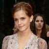 La petite Emma Watson n'est plus ! Dans cette robe magnifique au décolleté vertigineux, la belle séduit et attire tous les regards. Une vraie fashionista ! Londres, 7 juin 2009