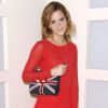 Emma Watson affirme son côté british avec un sac à l'effigie de son pays ! La petite sorcière affûte son style... Une merveille ! New York, 9 juillet 2009