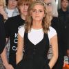 Emma Watson a pris de l'assurance et le prouve avec cette robe boutonnée. Seuls absents : les escarpins à talons ! Paris, 4 juillet 2007
