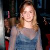 Encore petite fille, Emma Watson commence difficilement à porter des robes sur les tapis rouges. New York, 12 novembre 2005