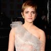 Emma Watson est sortie de l'adolescence et le prouve avec sa coupe courte qui lui sied à ravir ! La belle opte désormais pour des robes longues de créateur et affiche son style glamour sur le red carpet. Londres, 13 février 2011