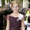 Emma Watson devient coquette et le prouve avec sa robe violette de princesse ! Londres, 30 mai 2004