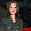 La jeune Emma Watson opte pour un ensemble militaire... Parfait dans la cours de récré mais pas pour défiler sur un tapis rouge. New York, 10 novembre 2002
