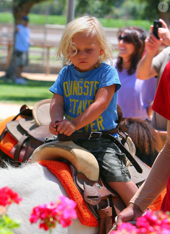 Le petit Zuma semble remis de sa blessure au bras mais reste concentré sur son poney ! Los Angeles, 16 juillet 2011