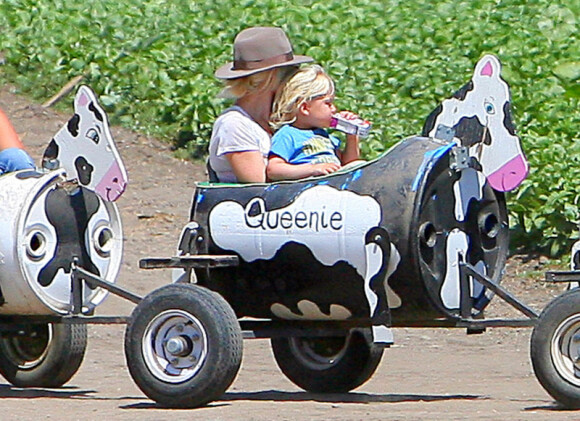 Gwen Stefani passe une après-midi estivale à la ferme avec ses deux fistons, Kingston et Zuma. Los Angeles, 16 juillet 2011