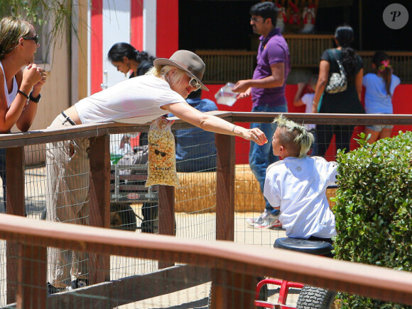 Gwen Stefani s'amuse à donner du pop corn à Kingston... Une vraie maman poule ! Los Angeles, 16 juillet 2011