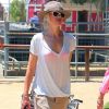 Gwen Stefani passe une après-midi estivale à la ferme avec ses deux fistons, Kingston et Zuma. Los Angeles, 16 juillet 2011