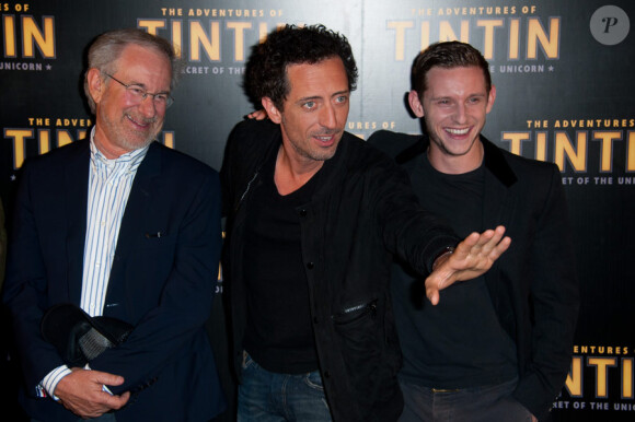 Steven Spielberg, Gad Elmaleh et Jamie Bell lors du photocall du film Les Aventures de Tintin et le Secret de la Licorne à Paris au Royal Monceau le 19 juillet 2011