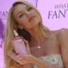 Candice Swanepoel se transforme en fleur pour faire la promo d'une nouvelle ligne de soins du corps et de parfum de Victoria's Secret. Los Angeles, 19 juillet 2011