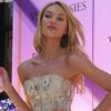Candice Swanepoel se transforme en fleur pour faire la promo d'une nouvelle ligne de soins du corps et de parfum de Victoria's Secret. Los Angeles, 19 juillet 2011
