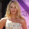 Candice Swanepoel se transforme en fleur pour faire la promo d'une nouvelle ligne de soins du corps et de parfum de Victoria's Secret. Los Angeles, 19 juillet 2011