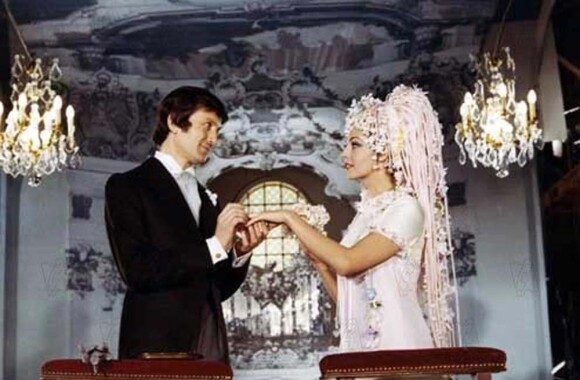 Michèle Mercier et Claude Rich dans Une Veuve en or, 1969.